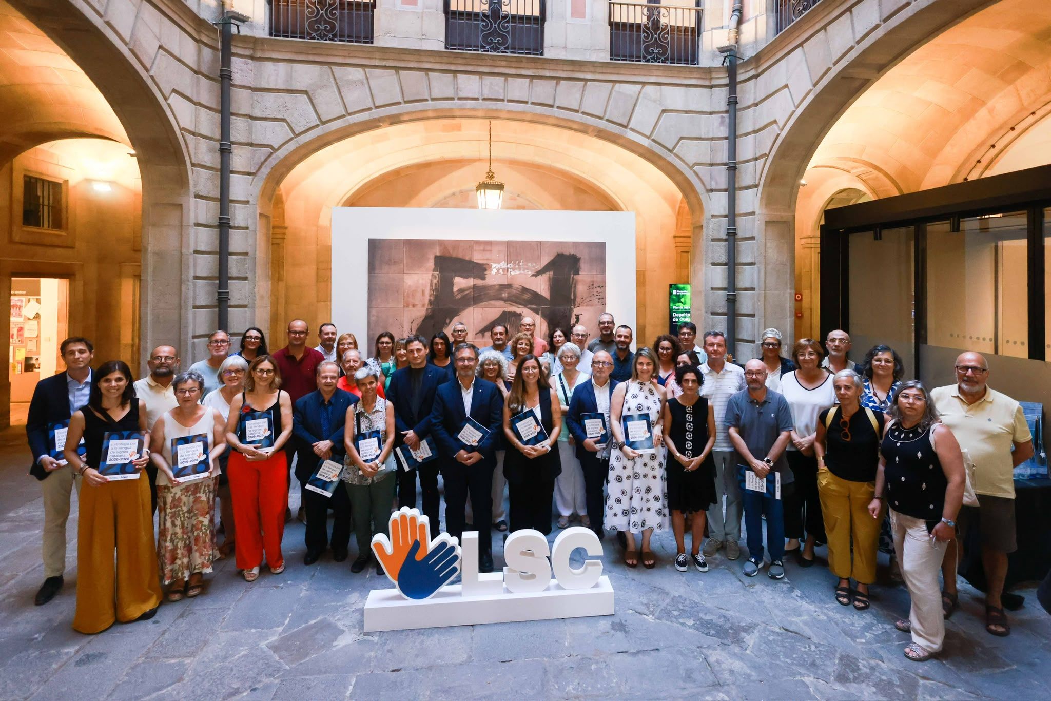 El conseller de Política Lingüística F. Xavier Vila i els participants a la jornada del 28 de juliol al Palau Marc de Barcelona 