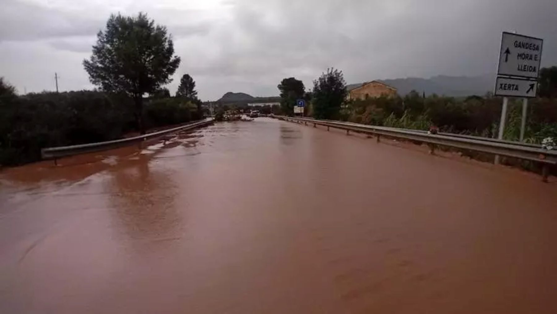 La calçada de la C-12, a Xerta, inundada. Foto: Bombers de la Generalitat